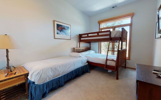 Snowcreek V 760 Pet-Friendly, Amazing Mountain Views, Private 2 Car Garage, Washer Dryer by RedAwning