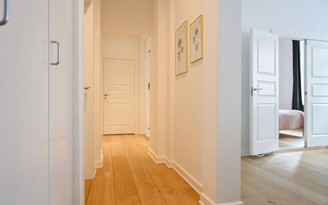 Sanders Arrow - Chic 3-bdr Apt w City View