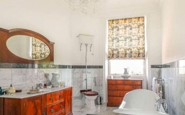 Lavish Holiday Home in Worcestershire With Jacuzzi