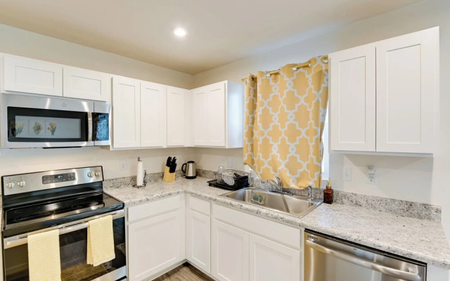 Pet-friendly Nashville Townhome: 10 Mi to Dtwn