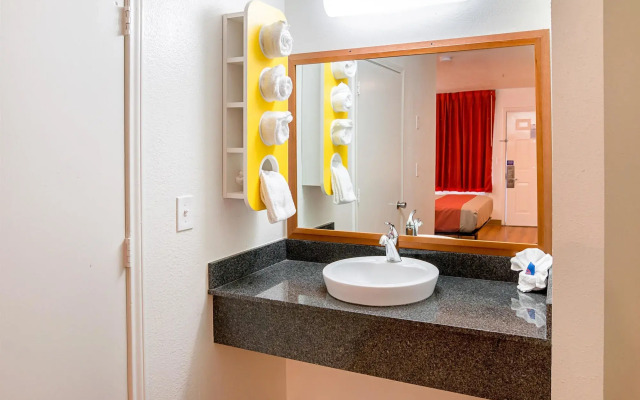Motel 6 Grand Prairie, TX - Near Six Flags Drive