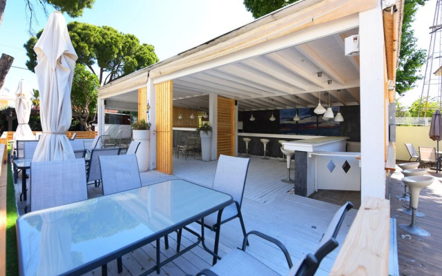 Rhodes Premium Suite - Romantic Private Jetted Tub