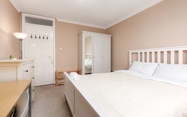 Metropolitan Close - Deluxe Guest Room