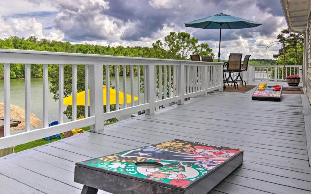 'paradise Lakehouse' in Hickory w/ Dock & Views!