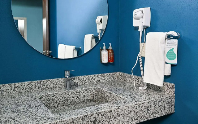Vista Express Guadalajara Expo SureStay Collection by BW