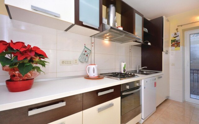 Stunning Home in Podstrana With Jacuzzi, Wifi and 7 Bedrooms