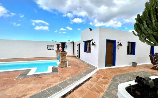 Suite/BB only adults, FreeWifi, shared pool, ocean view in Yaiza