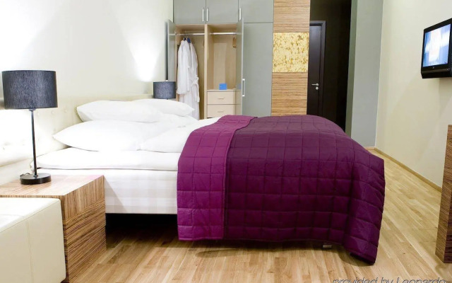 The ICON Hotel & Lounge