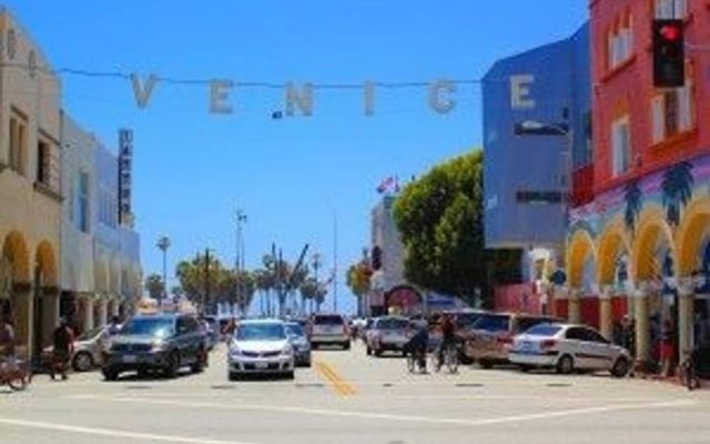 Unique Romantic Venice Beach 2 Bedrooms 1 Bathroom Apts