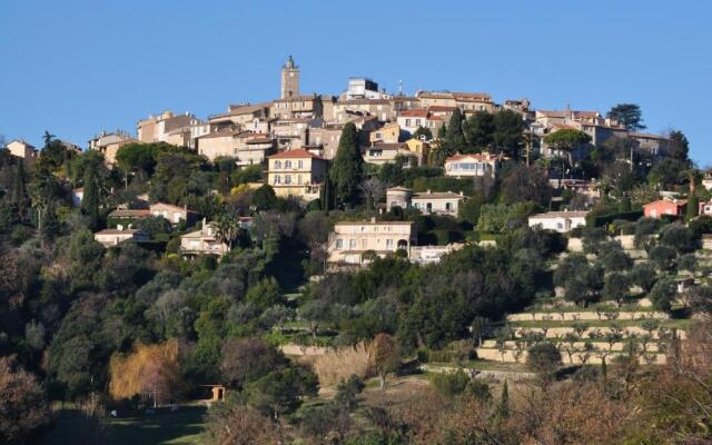 Serene Luxurious Hillside Villa Near Cannes