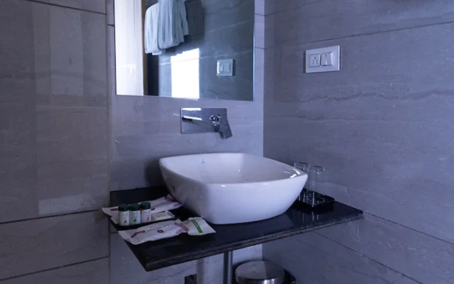 Sumitel Sanderling 500 meters from Mall Road