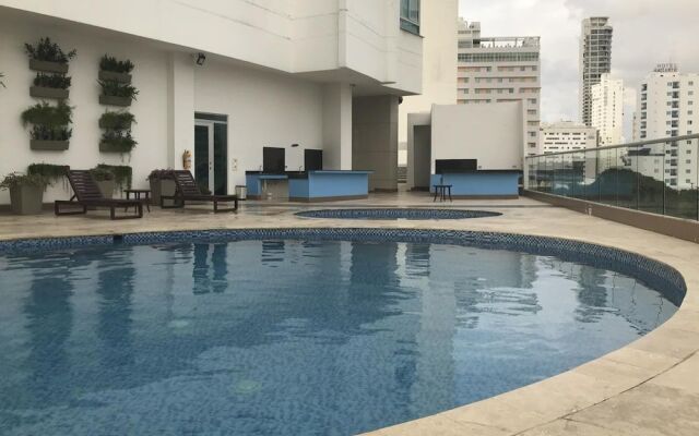 Stunning Highrise Seafront Apartment