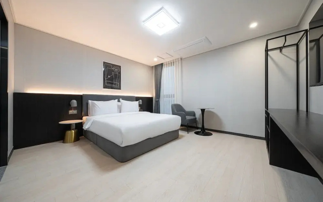 Gunsan Hound Hotel