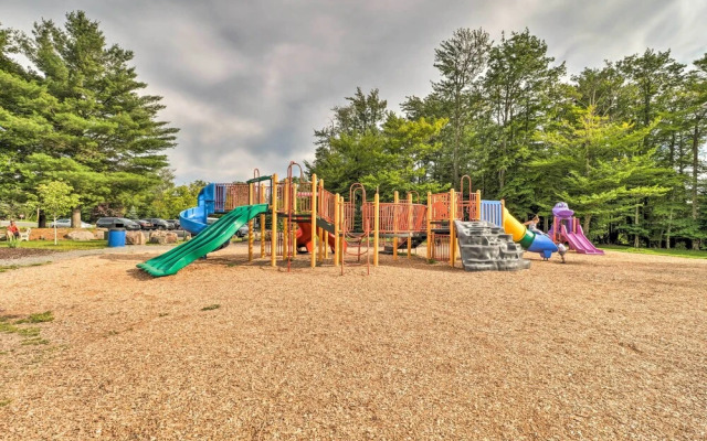 Tobyhanna Vacation Home w/ Community Pool Access