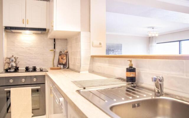 Spacious Flat With Sea View In Zmir Karsiyaka
