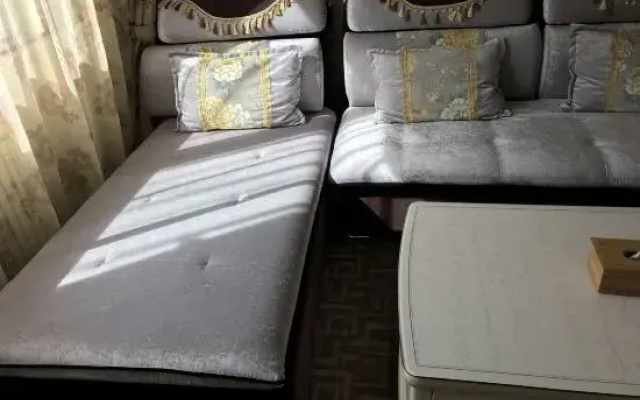 Junyue Baihe Theme Hotel