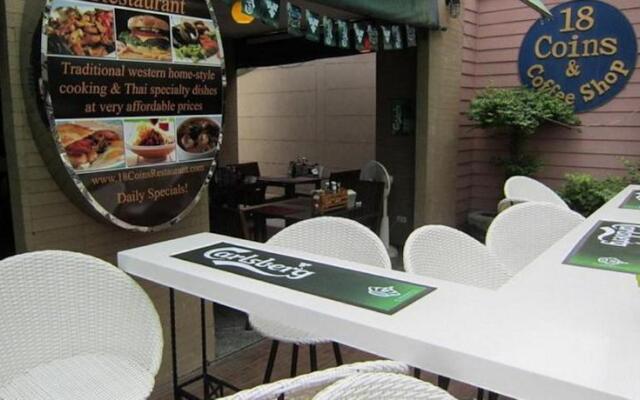 18 Coins Cafe & Hostel