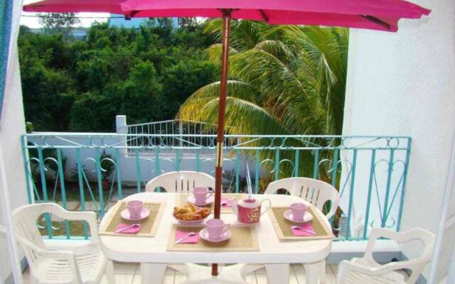 2 bedrooms appartement at Grand Baie 300 m away from the beach with private pool enclosed garden and wifi