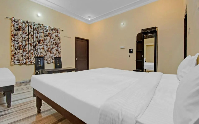 OYO Flagship 70280 Hotel Raj Baag