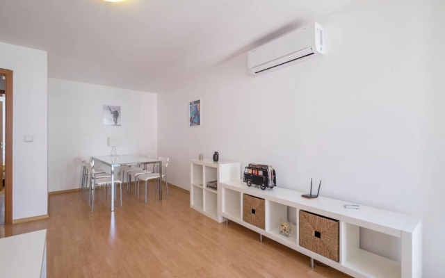 FM Economy 2-BDR Apartment - James Bond's