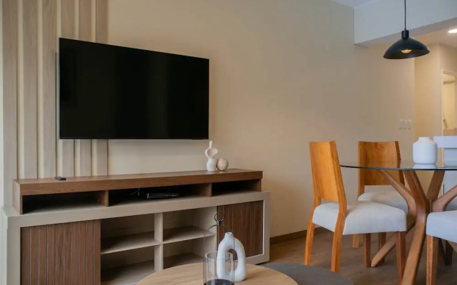 w Modern 2BR w Scenic Balcony Close to Kennedy Park