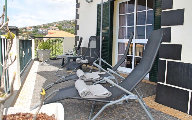 Ideal for couples or families, sunny area surrounded by vines | Casa Vista Bela