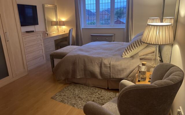 Remarkable 3-bed House in Netley Abbey Southampton