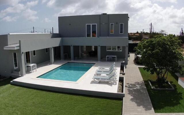 Hideout Suites - steps from Eagle Beach