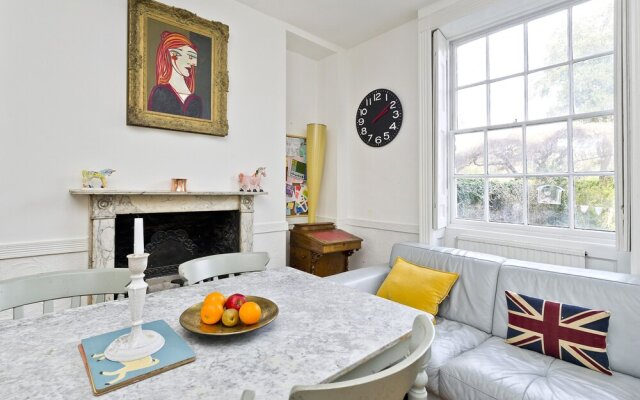 Historic Family Home Near Hampstead Heath by Underthedoormat