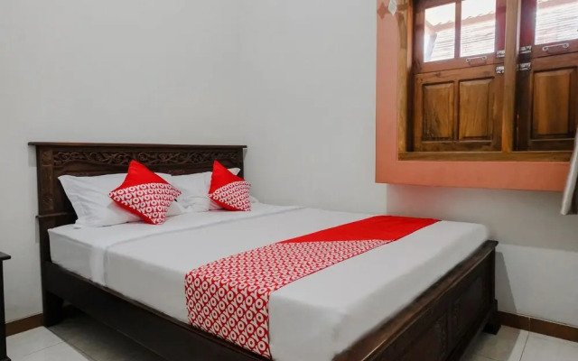 OYO 1306 Kraton Mas Family Residence