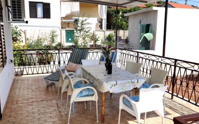 Apartment Marin - comfortable apartment near sea: A1 Vinisce, Riviera Trogir