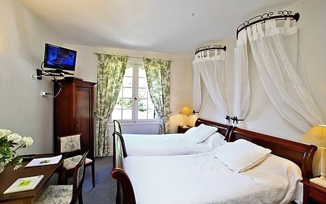 Logis Hostellerie de lAuberge de LÉtang Bleu