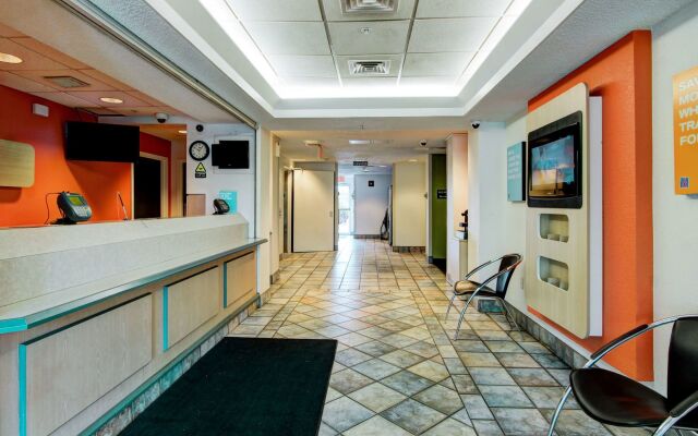 Super 8 by Wyndham Aurora East