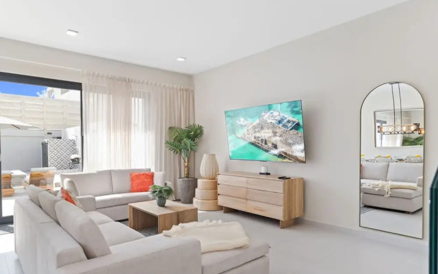 NEW Lux 4BR Villa w Private Pool Walk to Beach