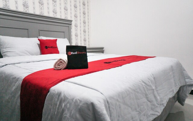 RedDoorz Plus @ Tlogomas