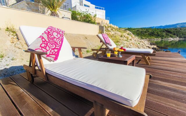 Luxury at Villa Cama - Your Dream Vacation Rental!