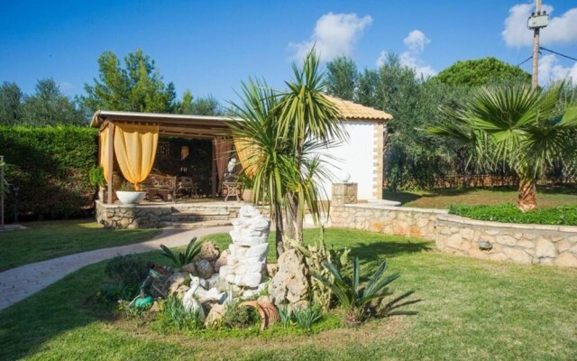 Comfy Nest in a Garden 1 5km to the Sandy Beach