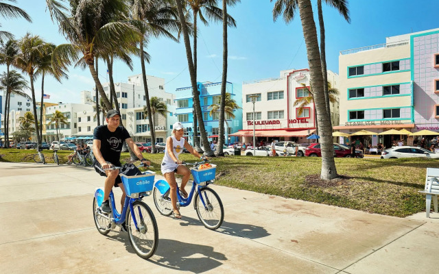 Baybreeze Apartments by Lowkl