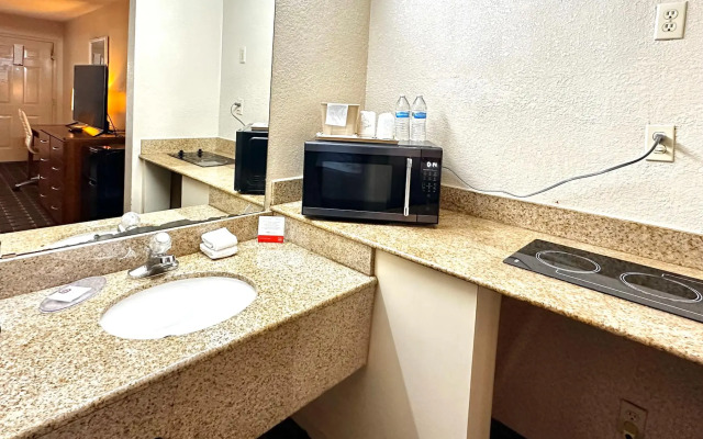 Days Inn & Suites by Wyndham Bossier City/Casino Area