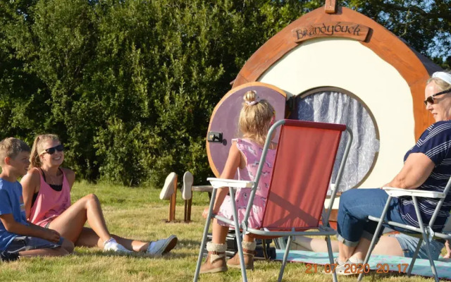 Secluded Meadow, Unique Shire Hut, Perfect Camping