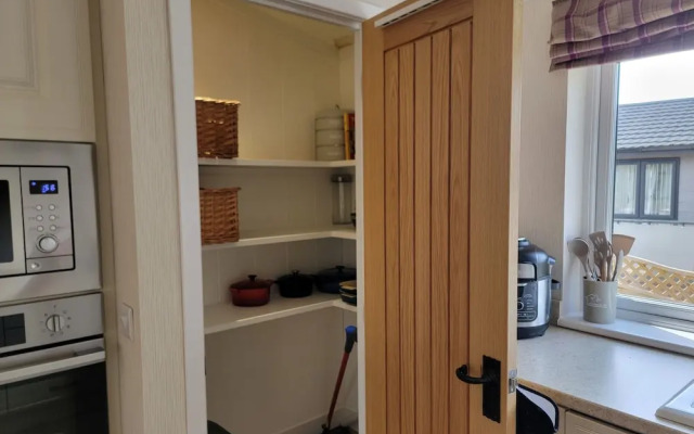 Luxury 2-bed Lodge in Routh, Sleeps 4 With Hot Tub
