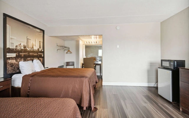 Super 8 by Wyndham Millbury/Toledo
