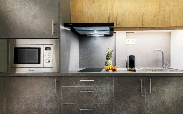 Modern and Stylish Renovated Flat, next to Metro