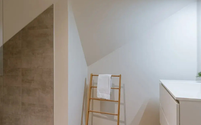 Spacious Top-flour Apartment With Private Parking