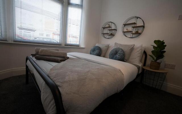 Abingdon House 4 Bedrooms Workstays UK