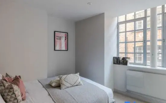 The Eyre Suite Seven - Farringdon - by Frankie