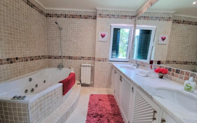 Villa Fati in Pen Nsula de Tr ia