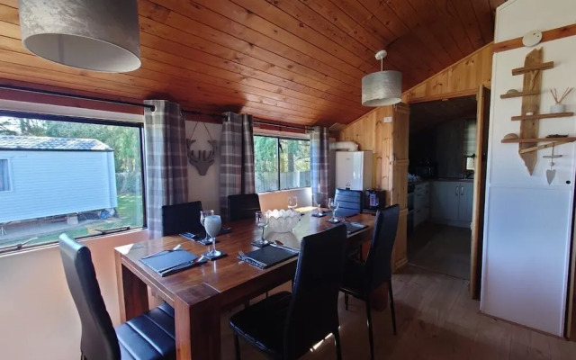 Wildwood Cabin - Sleeps 6, Hot Tub & Parking