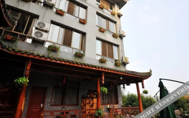 Nongyue Emei Shanju Hostel