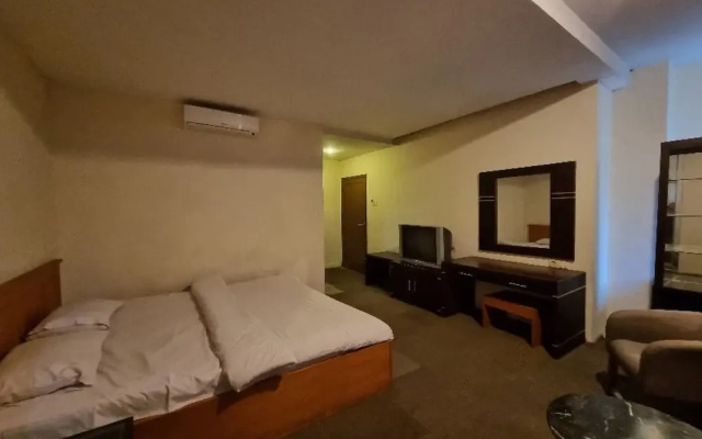OYO 90952 Hotel Grand Sirao